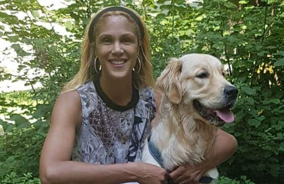 Valérie Lebon avec un chien – formation communication animale professionnelle en Suisse